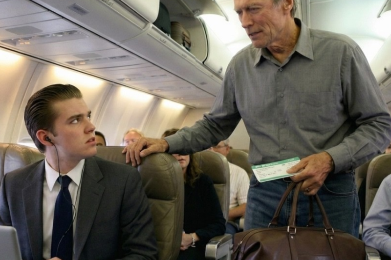 Pasajero Arrogante Le Roba el Asiento a Clint Eastwood… No Sabía Con Quién Se Metía