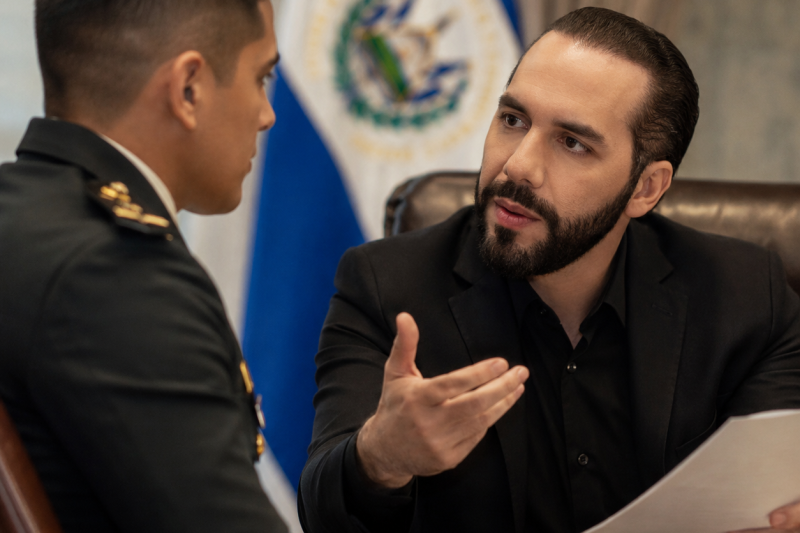 La carta de un capitán parecía simple, hasta que una frase hizo temblar a todo el mando militar: “vengo por los que sirven en silencio”