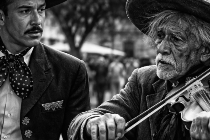 Pedro Infante Vió a un Anciano Mariachi en una Plaza — Lo que Hizo Esa Noche Nadie lo Olvidó
