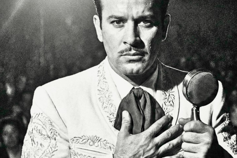 El gobierno le pidió que callara en pleno 15 de septiembre… Pedro Infante decidió cantar