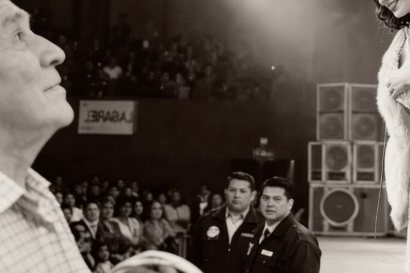 María Félix vio a un anciano vendiendo dulces en su show-su reacción dejo a México en silencio