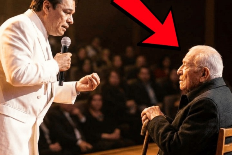 Juan Gabriel DETUVO la Canción a Mitad del Show Cuando Vio a un Anciano que lo Defendió en Orfanato