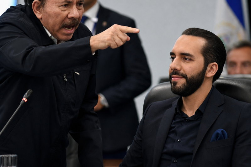 El viejo líder creyó humillar al presidente joven frente a 43 mandatarios, pero una sola pregunta lo dejó temblando: “¿Usted respetaría la voluntad del pueblo?”