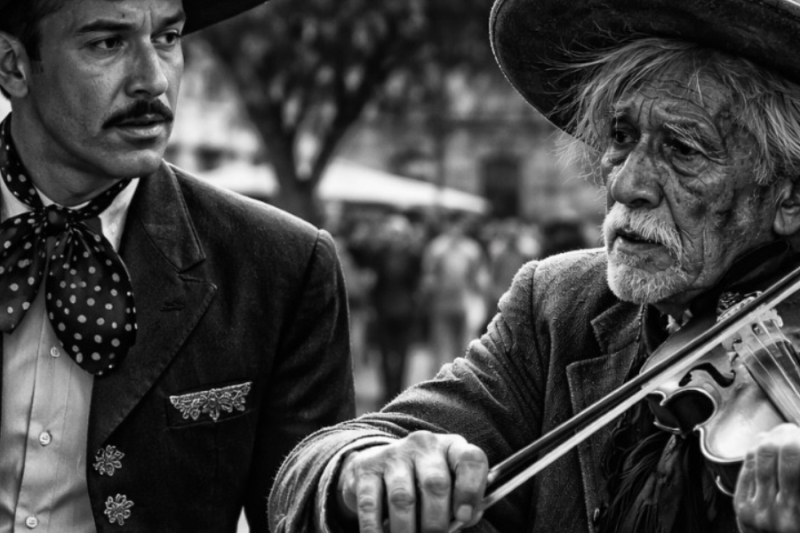 Pedro Infante Vió a un Anciano Mariachi en una Plaza — Lo que Hizo Esa Noche Nadie lo Olvidó