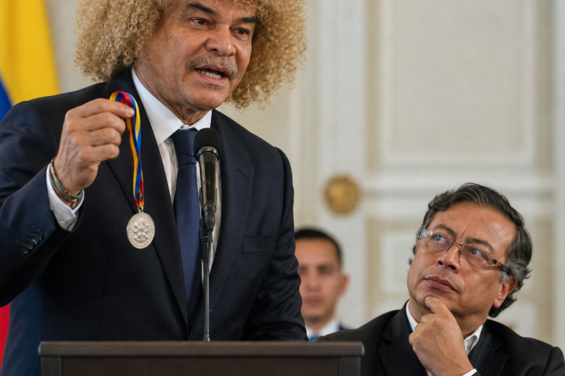 El presidente iba a leer otro discurso frío, pero una medalla vieja y una frase del ídolo lo quebraron en vivo: “No gobierne desde un escritorio”… y entonces hizo algo que nadie esperaba