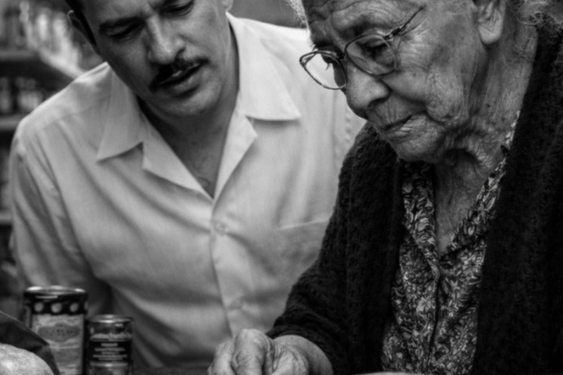 Una Anciana Contaba Monedas para Comprar PAN — Lo que Pedro Infante Hizo Emocionó a Toda la Tienda