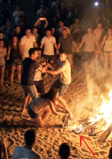 El infierno en la noche de San Juan: La pareja que ganó el Gordo de Navidad y vio su fortuna arder en una hoguera de Alicante