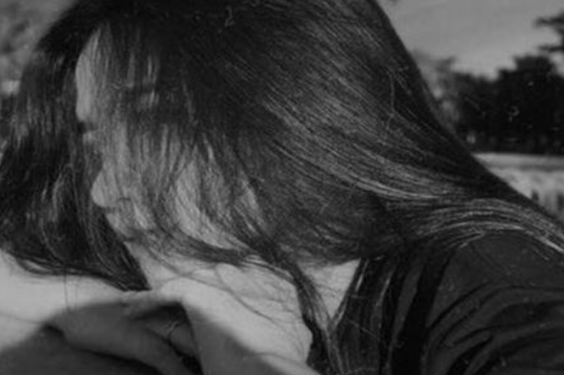 Embarazada y sola en Madrid descubrí que la mujer de rojo en las fotos era la protegida de mi propia suegra