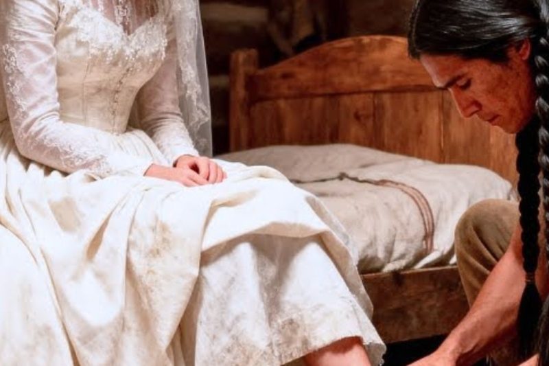 Lloró En Su Noche De Bodas… Y El Apache La Honró Quitándole Los Zapatos