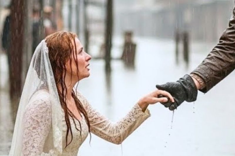 Llegó como novia por correo a una ruina inundada—y un ranger marcado por la guerra la rescató