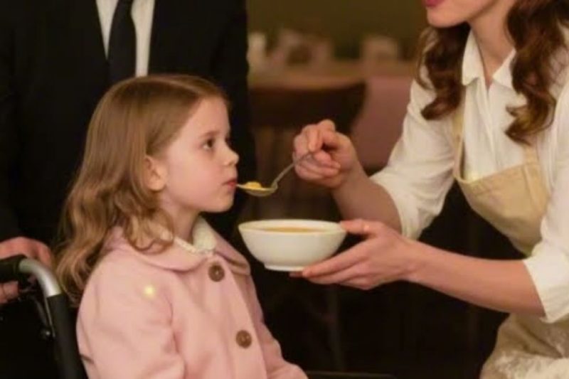 Una camarera amable ayuda a la hija discapacitada de un millonario – Y le cambia la vida para siempre