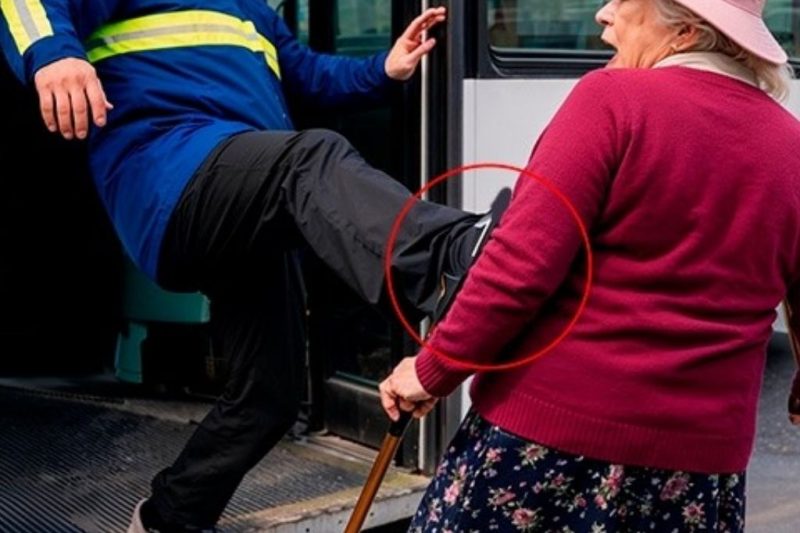 Pateó a Una Mujer Anciana y La Arrojó del Autobús — Pero No Sabía Que Ronda Rousey Estaba Cerca