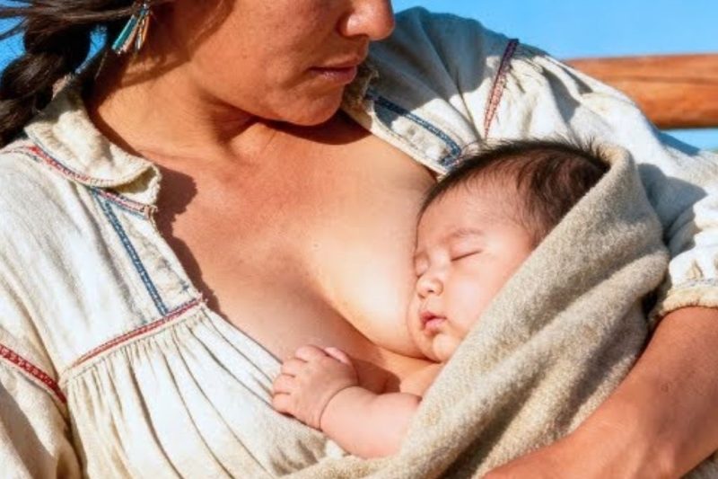 La llamaron “incapaz de ser madre” — Pero el bebé Lakota solo durmió en su pecho