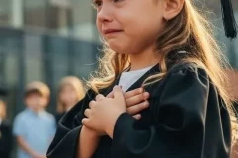 “Una pobre niña le pide a un millonario que sea su padre durante la ceremonia de graduación”