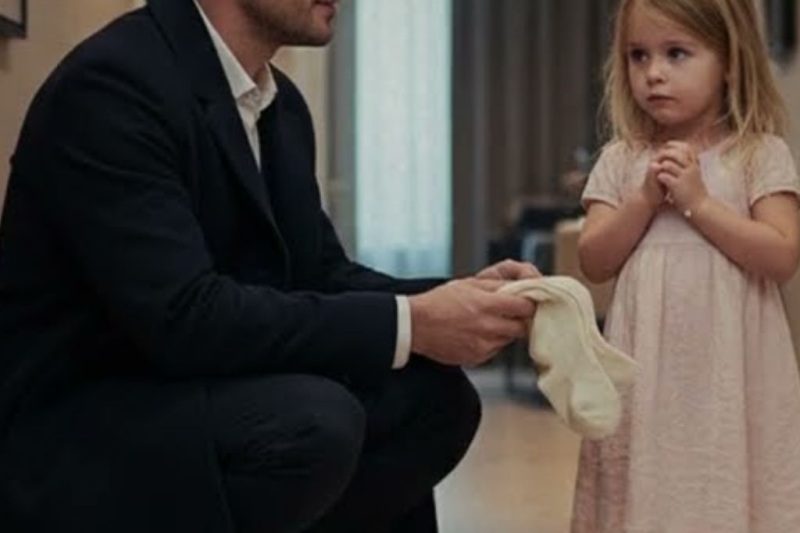 “Esperaré Hasta La Mañana”, Dijo La Niña — Y El Millonario Comprendió Que Quizá No Vería El Amanecer…