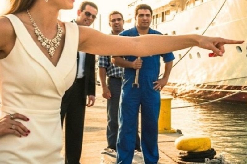 “SI ARREGLAS ESTE BARCO, TODO ESTO SERÁ TUYO” — BROMEÓ LA HEREDERA AL JOVEN CONSERJE… PERO NADIE IMAGINABA LO QUE IBA A PASAR