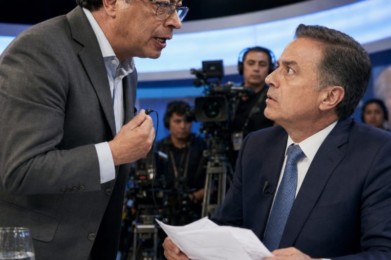 EXPULSAN a Gustavo Petro de Vive Bogotá tras brutal enfrentamiento contra Jorge Alfredo Vargas