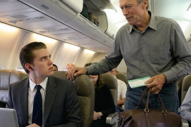 Pasajero Arrogante Le Roba el Asiento a Clint Eastwood… No Sabía Con Quién Se Metía