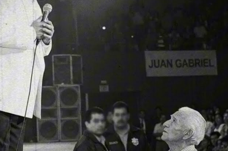 Juan Gabriel Vio a un Anciano Vendiendo Dulces en su Show—Lo que Hizo Aquella Noche Emocionó a Todos