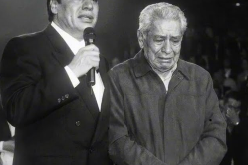 Juan Gabriel DETUVO la Canción a Mitad del Show Cuando vio a un Anciano que lo Protegió en Prisión
