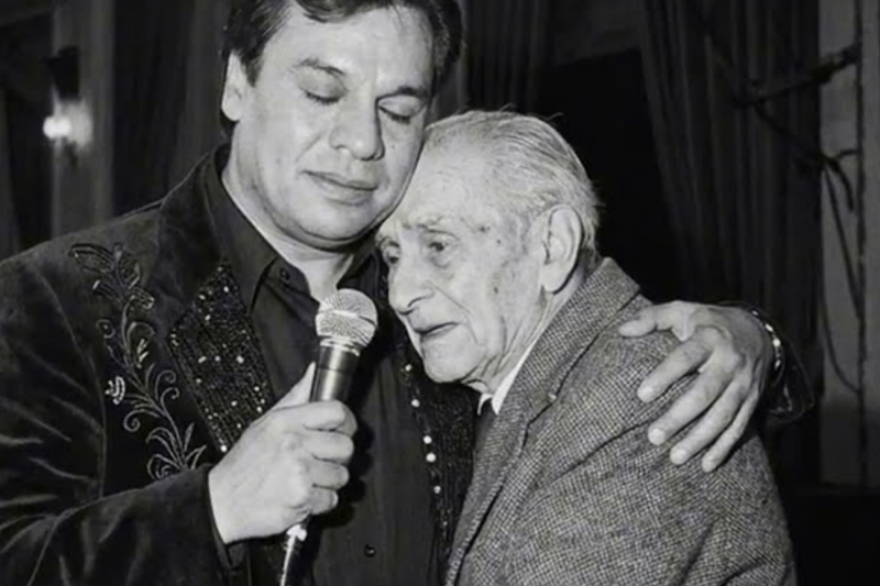 Juan Gabriel DETUVO la Canción a Mitad del Show Cuando vio a un Anciano Siendo Sacado por Seguridad