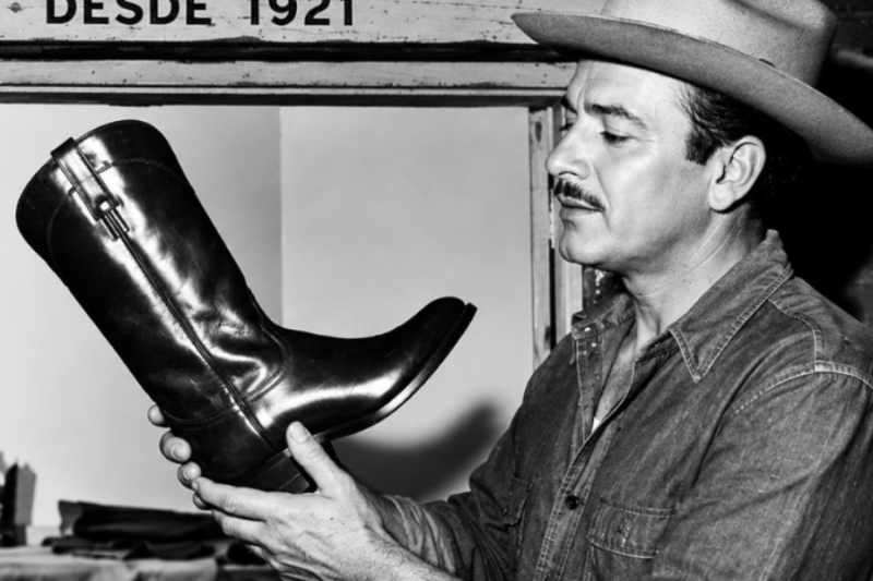 Pedro Infante Entró a una Zapatería en México en 1950 — Lo Que Había en Ese Estante lo Paralizó