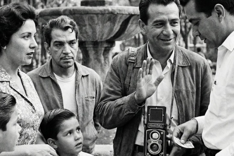Fotógrafo regalaba fotos a familias pobres cada domingo—Cantinflas preguntó por qué y se QUEBRÓ