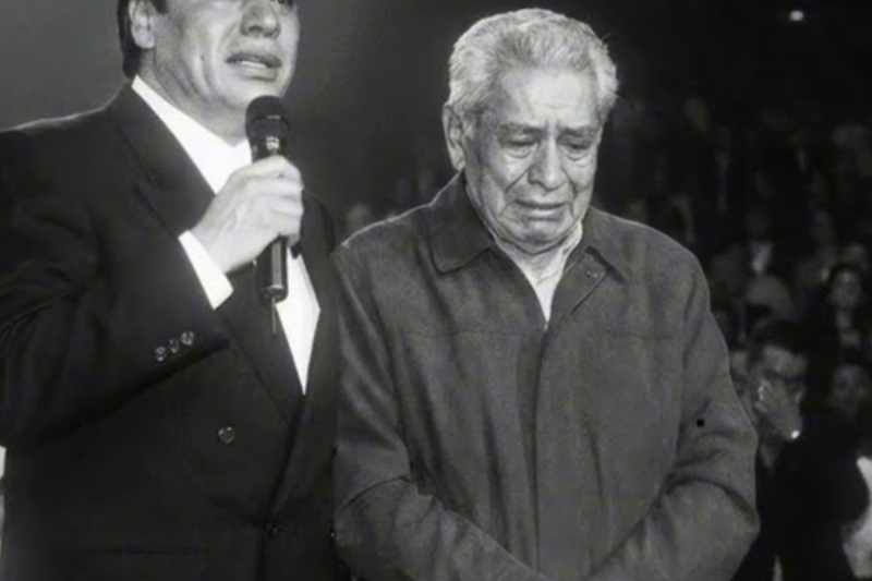 Juan Gabriel DETUVO la Canción a Mitad del Show Cuando vio a un Anciano que lo Protegió en Prisión