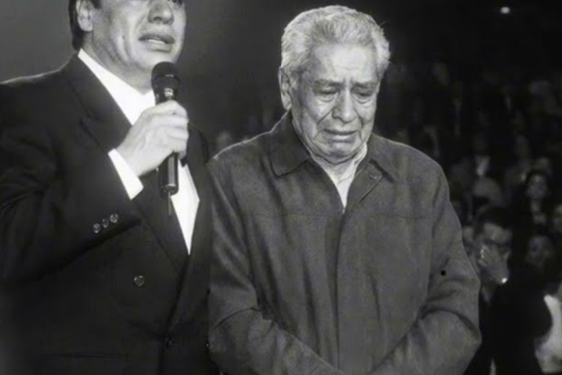 Juan Gabriel DETUVO la Canción a Mitad del Show Cuando vio a un Anciano que lo Protegió en Prisión
