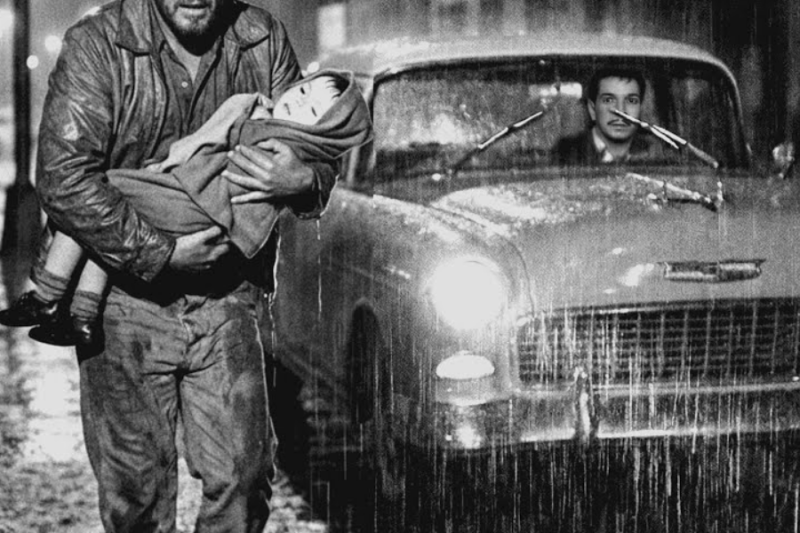 Cantinflas vio hombre cargando hijo enfermo en LLUVIA—cuando preguntó a dónde iba lo DESTROZÓ