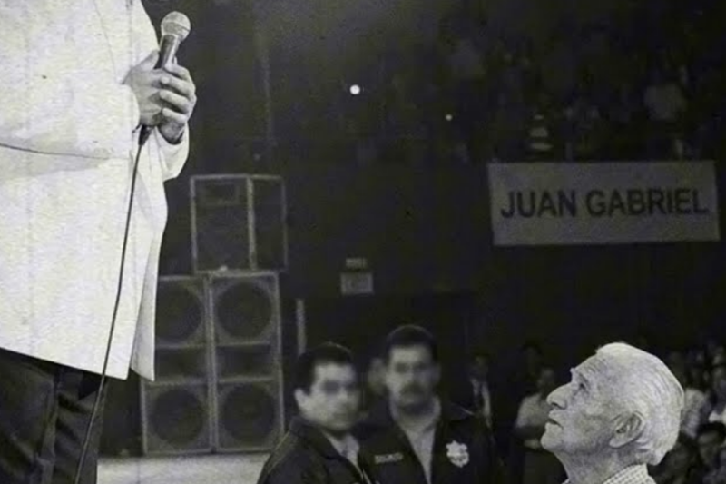 Juan Gabriel Vio a un Anciano Vendiendo Dulces en su Show—Lo que Hizo Aquella Noche Emocionó a Todos