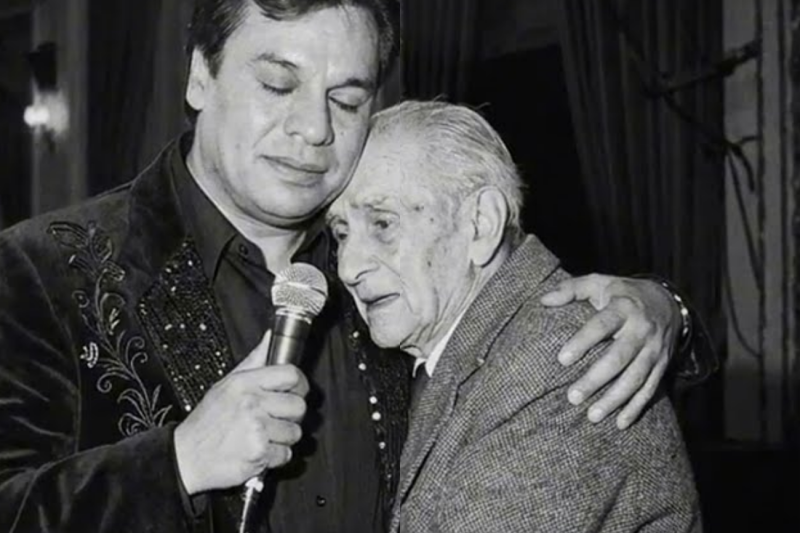 Juan Gabriel DETUVO la Canción a Mitad del Show Cuando vio a un Anciano Siendo Sacado por Seguridad