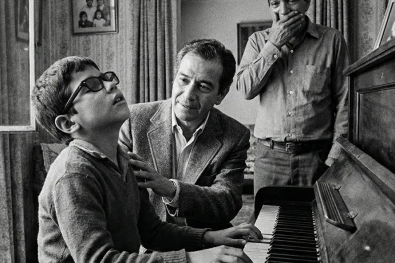 Maestro de 50 enseñaba piano gratis a 12 niños ciegos—Cantinflas supo cómo sobrevivía y LLORÓ