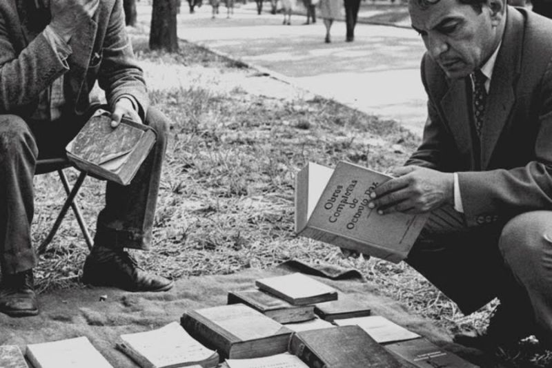 Un profesor vendía 100 libros de toda su vida—Cantinflas descubrió la razón y se QUEBRÓ