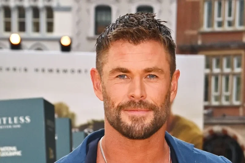 Chris Hemsworth afirma que a su familia se le negó el embarque en un vuelo internacional.
