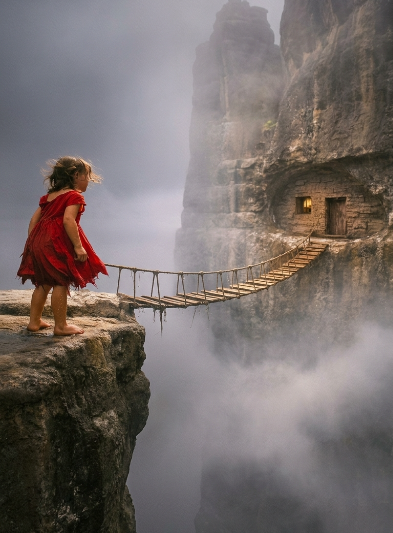 NIÑA HUÉRFANA ENCUENTRA UNA CASA EN LA MONTAÑA… CRUZA EL PUENTE Y LO QUE HALLA ADENTRO…