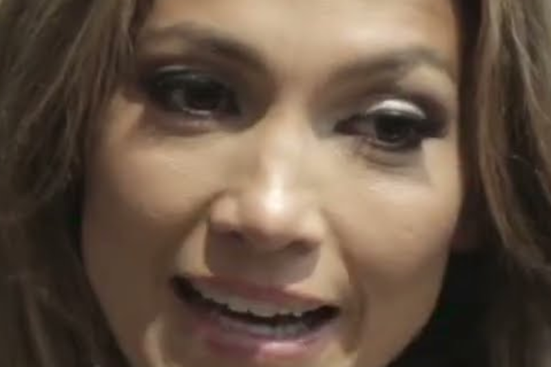 Jennifer Lopez bajo la lupa: El intenso debate por sus fotos sin editar tras el estreno de Office Romance
