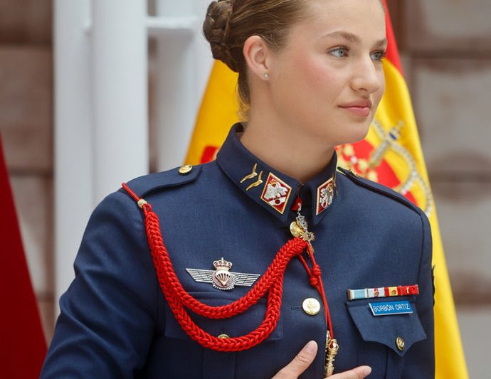 La Princesa Leonor se da un baño de masas histórico en su adiós a Murcia recibiendo sus máximas condecoraciones