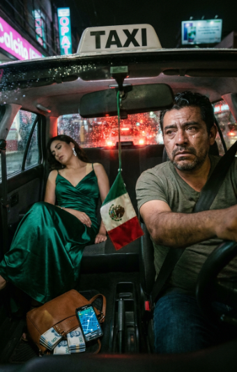 Una millonaria borracha dejó su bolso abierto en mi taxi; lo que hice con sus miles de pesos cambió mi vida para siempre.