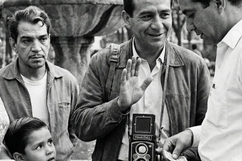 Fotógrafo regalaba fotos a familias pobres cada domingo—Cantinflas preguntó por qué y se QUEBRÓ