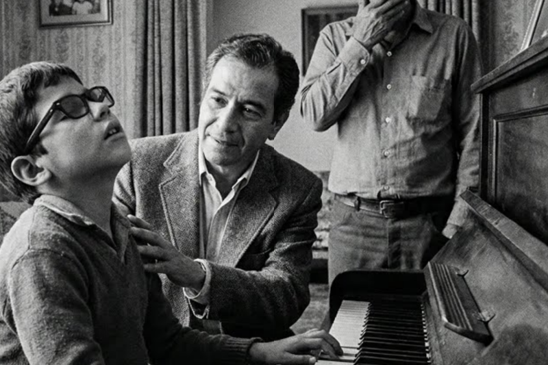 Maestro de 50 enseñaba piano gratis a 12 niños ciegos—Cantinflas supo cómo sobrevivía y LLORÓ